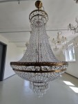Demonstration of basket crystal chandelier in daylight 1