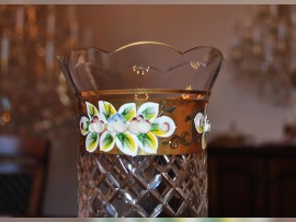 The bulb vase decorated with enameled flowers