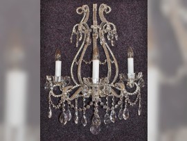 The 3-arms crystal wall light with cut pearls