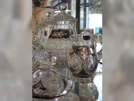 Decorative glass decorated with platinum