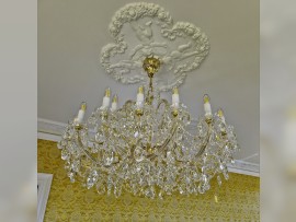 Medium-sized Teresian chandelier in front of gold wallpaper