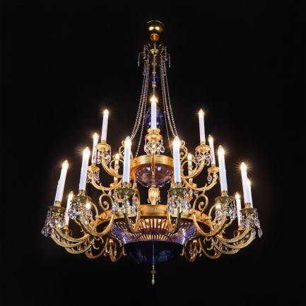 A large chandelier in the French style with long candles for a contemporary interior. (W x H): 150 x 200 cm/ 59.1"x78.7"